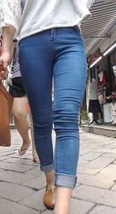 街拍超紧牛仔少妇前后特写