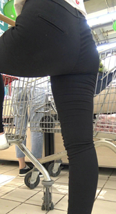 超市重口味黑裤大屁股少妇第一季