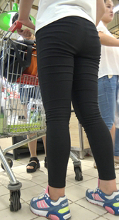 超市黑紧饱满翘臀少女