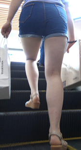 牛仔短裤大丰臀少妇