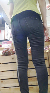 超市极品黑牛仔大翘臀大美女
