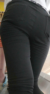 紧身饱满丰臀打底裤少妇