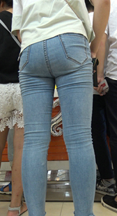 紧身牛仔饱满翘臀少女