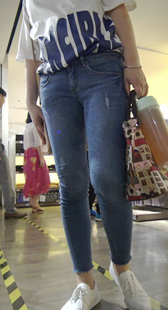 商场紧身牛仔前三角