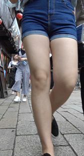 超紧牛仔短裤肥三角少女第一季