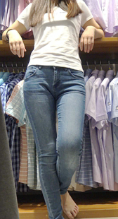 服装店超紧牛仔裤少妇