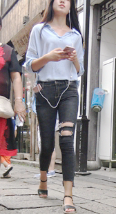 街拍超紧灰牛仔大美女三角