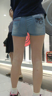 商场牛仔短裤大学生