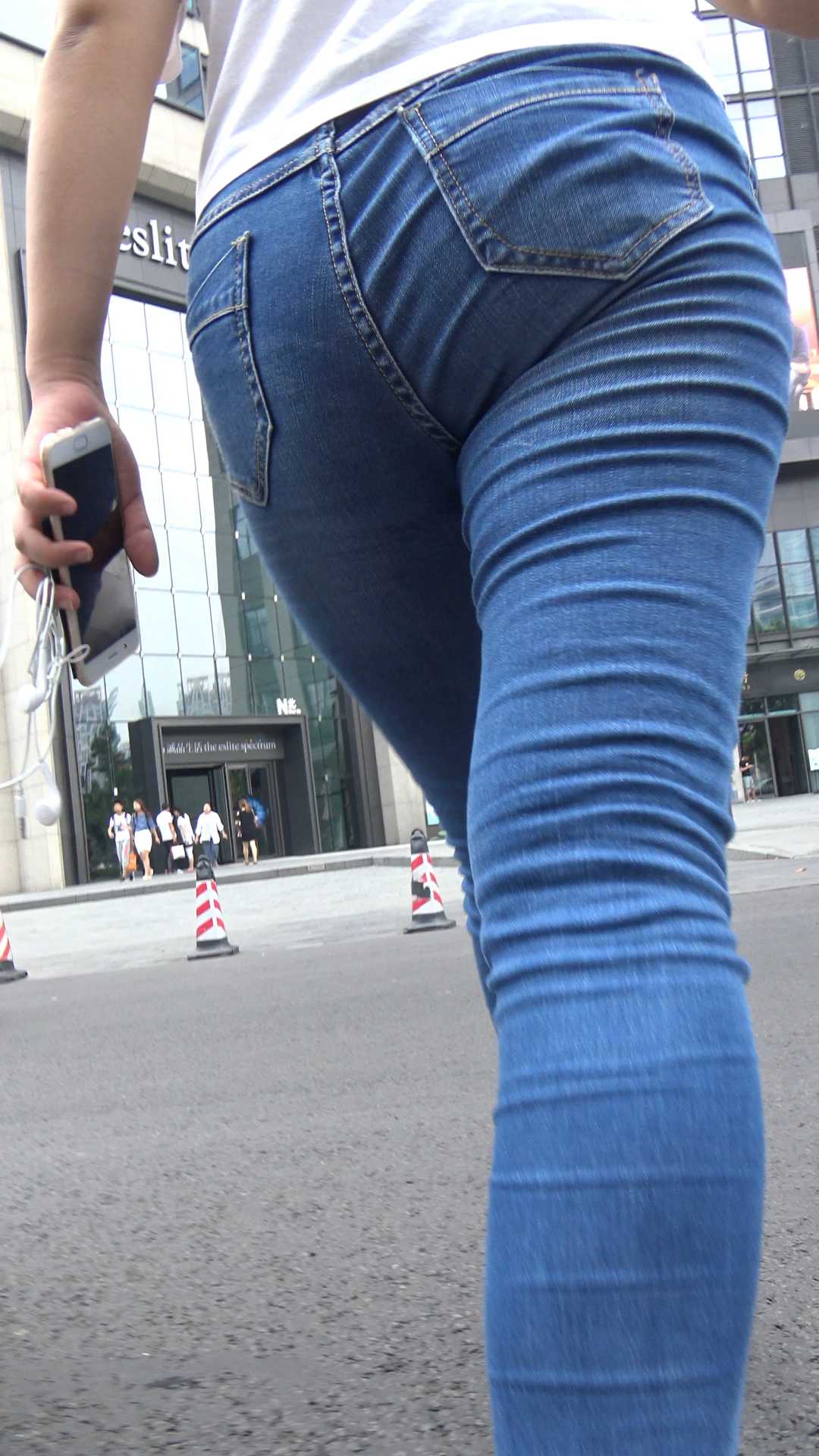 街拍蓝牛紧臀少女视频