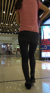 商场黑牛仔裤小妹