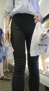 商场黑裤紧臀大学生