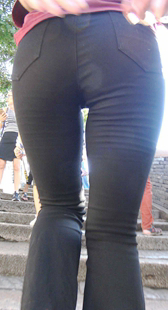 紧身黑裤小妹上楼梯太性感