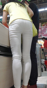 超市白裤透内痕翘臀少妇