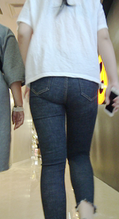 商场圆润饱满丰臀少妇