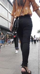街拍紧身打底裤少女