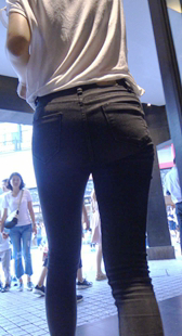 街拍细腰大宽臀牛仔裤少妇