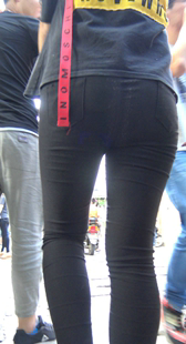 街拍黑紧打底裤肥臀少妇