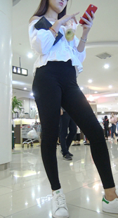 商场翘臀黑裤美女