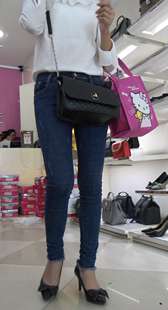 蓝牛宽大臀少妇来逛街