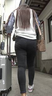 街拍黑牛仔紧臀少妇