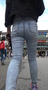 街拍紧身灰牛仔小少妇第一季