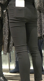 服装店超紧打底裤少妇