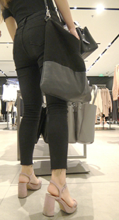 服装店高跟长腿黑裤美女