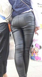 紧身皮裤大宽臀美女