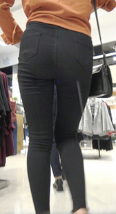 黑裤细腰饱满肥臀少妇