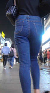 饱满丰臀牛仔裤少妇