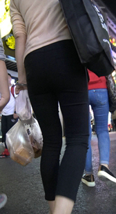 夜拍黑裤紧臀少妇