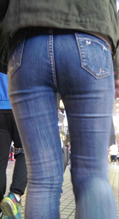 街拍牛仔深沟饱满丰臀妹子