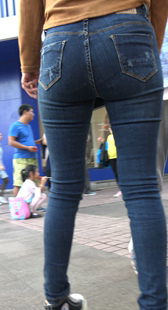 街拍牛仔紧臀小妹视频