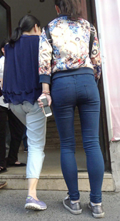 街拍蓝牛紧宽臀少妇