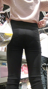 紧身翘臀黑裤美女