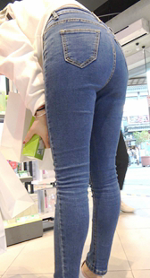 街拍蓝牛紧翘臀美少妇