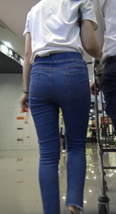 商场细腰紧牛仔小情侣