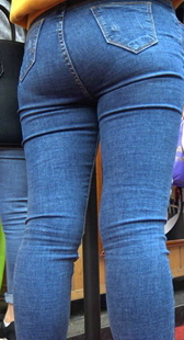 牛仔裤饱满巨翘臀美少妇