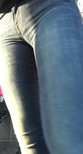 公交站牛仔裤肥三角少妇