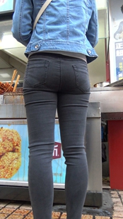 紧身灰牛仔肥臀少女
