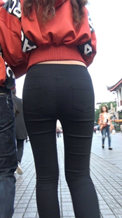 细腰露肚脐紧臀美女