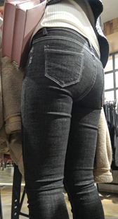 细腰翘臀黑牛仔美女