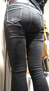 黑牛仔翘臀肥三角美女