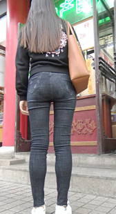 紧身黑牛仔长腿紧内痕美女第一季