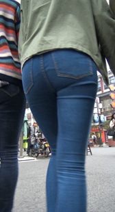 街拍饱满翘臀牛仔裤少妇