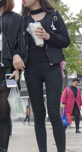 细腰黑裤美女美三角