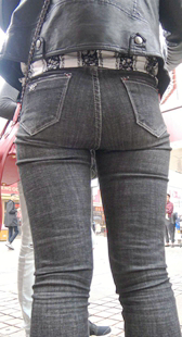 紧身黑牛仔宽大肥臀少妇