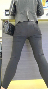 紧身黑裤美女叉腿暴露战斗力