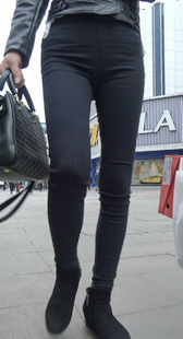 紧身黑裤少妇身材变形