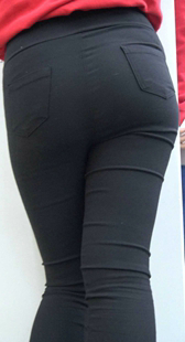 黑裤饱满翘臀超市小妹